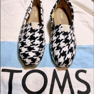 ♥️ BRAND NEW TOMS SHOES ♥️.ONE FOR ONE . SOFT AND LIGHTWEIGHT ❤️